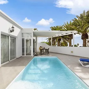 https://villa-puerto-del-carmen-04715.in-canary-islands.com